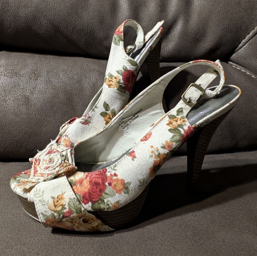 Beautiful high heel rose cloth pattern sling back sandals size 8.5